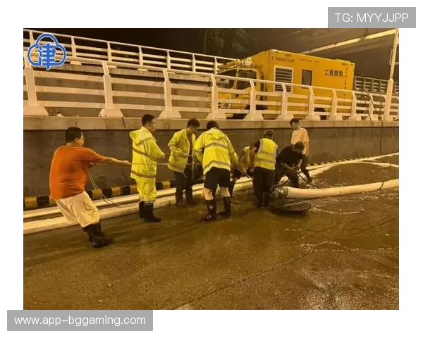 赛前暴雨致场地积水，工作人员全力排水保比赛进行